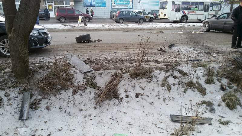 1280 X 720 273.5 Kb 1280 X 720 284.8 Kb 1280 X 720 186.8 Kb 26.11.2015 ДТП в Сарапуле. Лексус влетел в дерево.