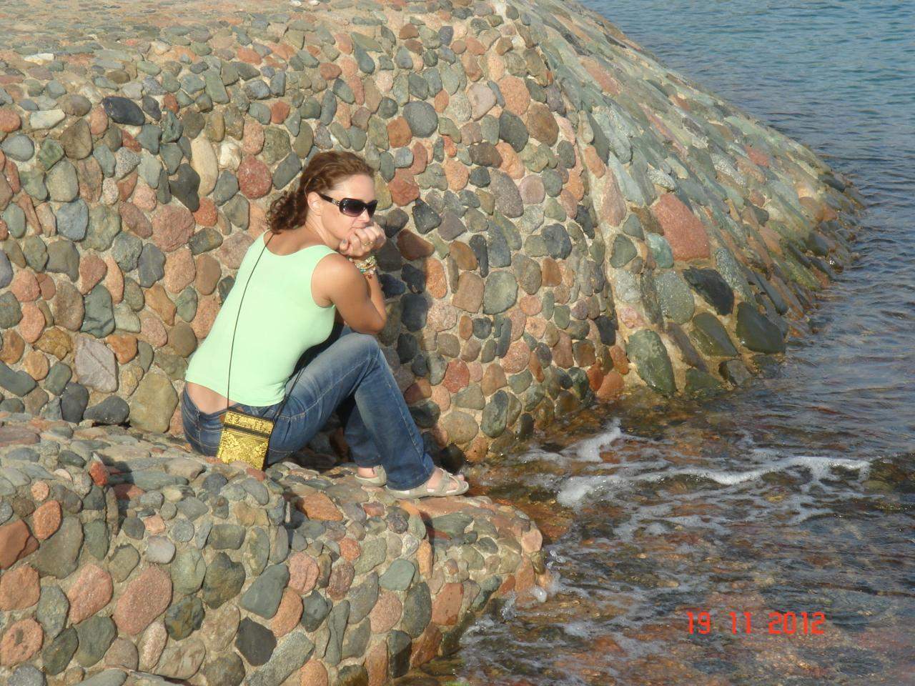 Раздетая сучка загорает на камнях перед океаном (37 фото)