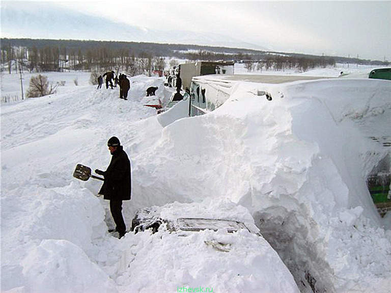 Село качки занесенное снегом. Снежные заносы. Много снега в Казахстане. Снежные завалы на дорогах. Снежные наносы на дороге.
