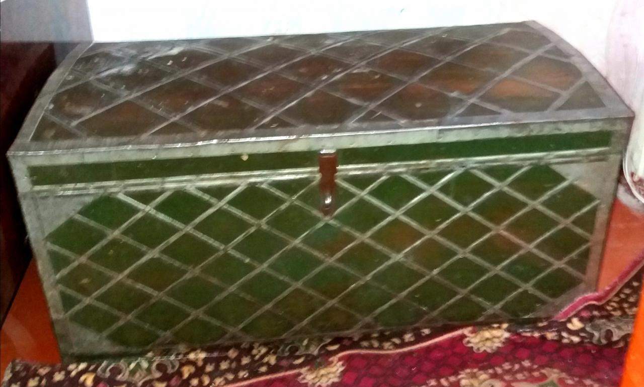 старинные сундуки обитые. обитая железом. сундук старинный с замком. старый железный ящик. кованый сундук.