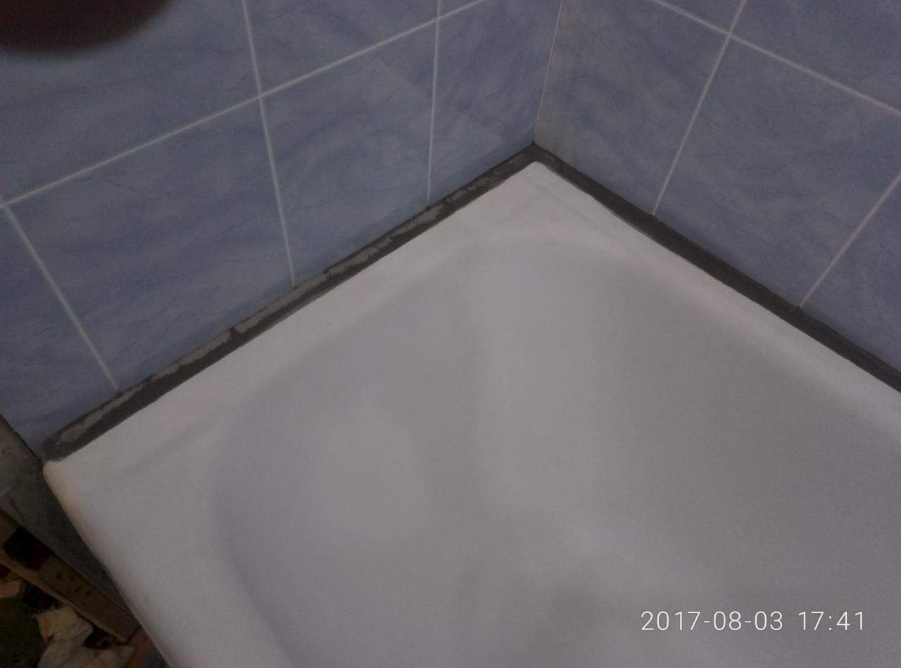 Добор для ванной. Как закрыть щель между ванной и стеной. Полочка между ванной и стеной. Большая щель между ванной и стеной. Трубы между ванной и стеной.