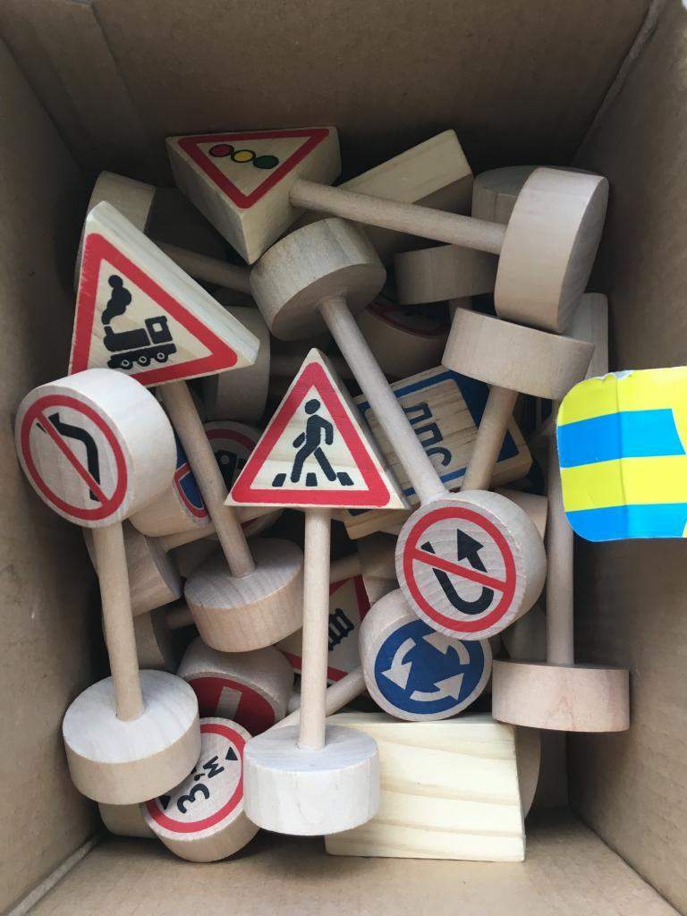 9PCS/set Traffic signs/ parking scenerio / the sign/ plastic model toys for arch