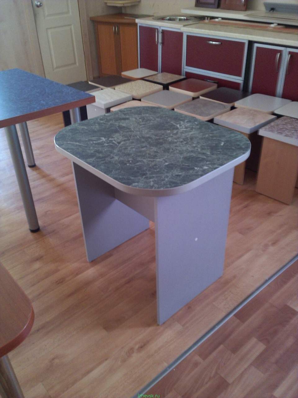 Столешница 650. Кухонный стол из искусственного камня раздвижной. Стол из искусственного камня на кухню раздвижной. Раздвижной стол из искусственного камня. Стол с каменной столешницей раздвижной.
