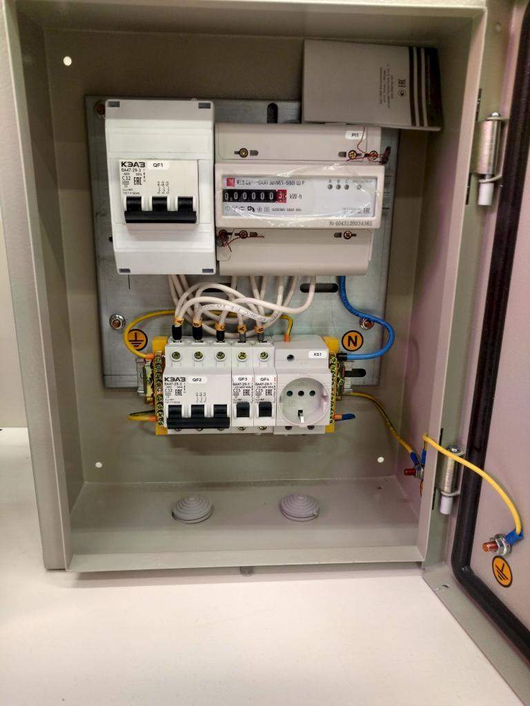 щит электрический uk663. электрощит для квартиры 270*450. готовый щит. электрический щиток в сборе. электрощит яв3.