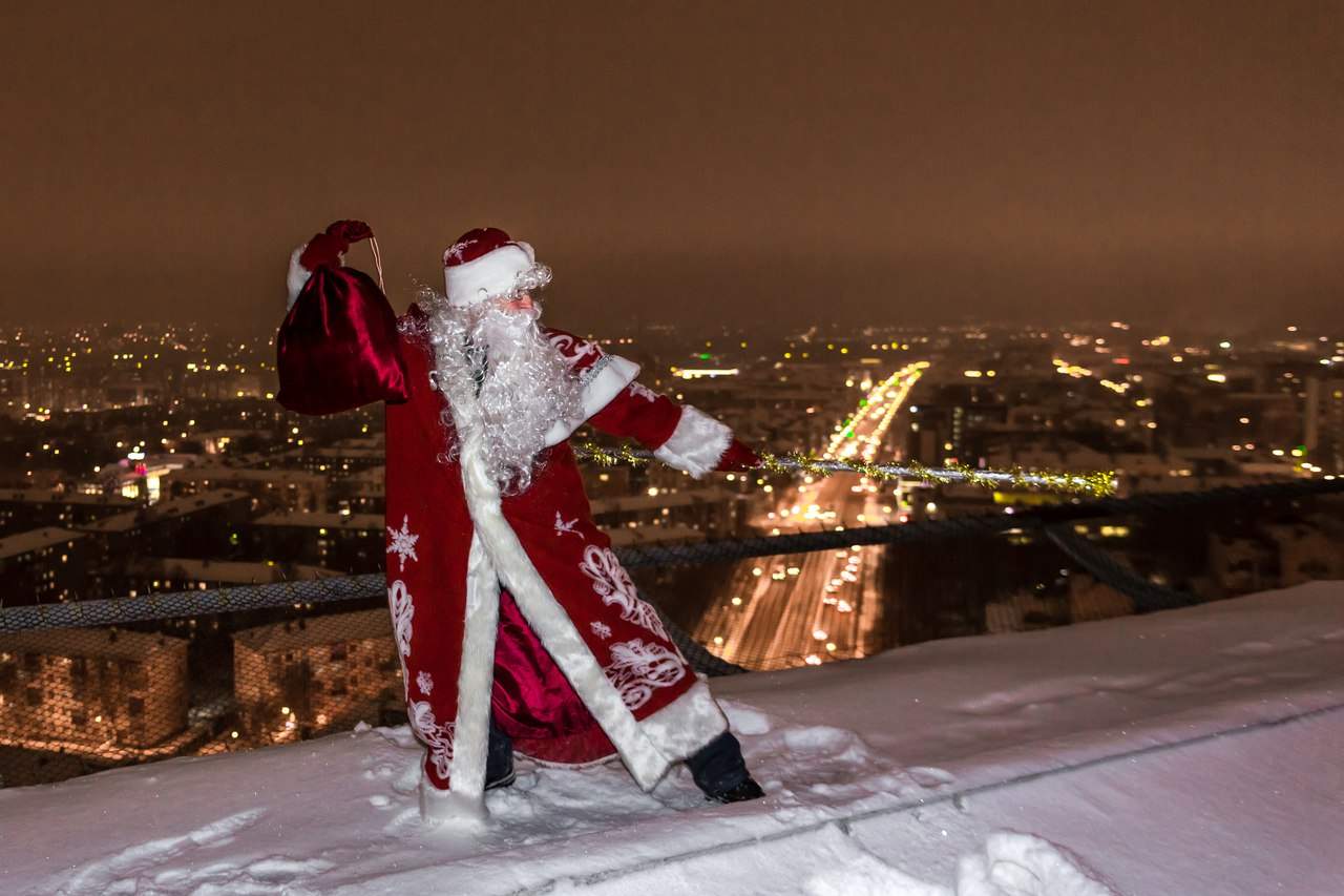 Дед мороз т. Снежный дед Мороз. Дед Мороз в снежной Москве. Лето новый год. Дед Мороз кидает снег.