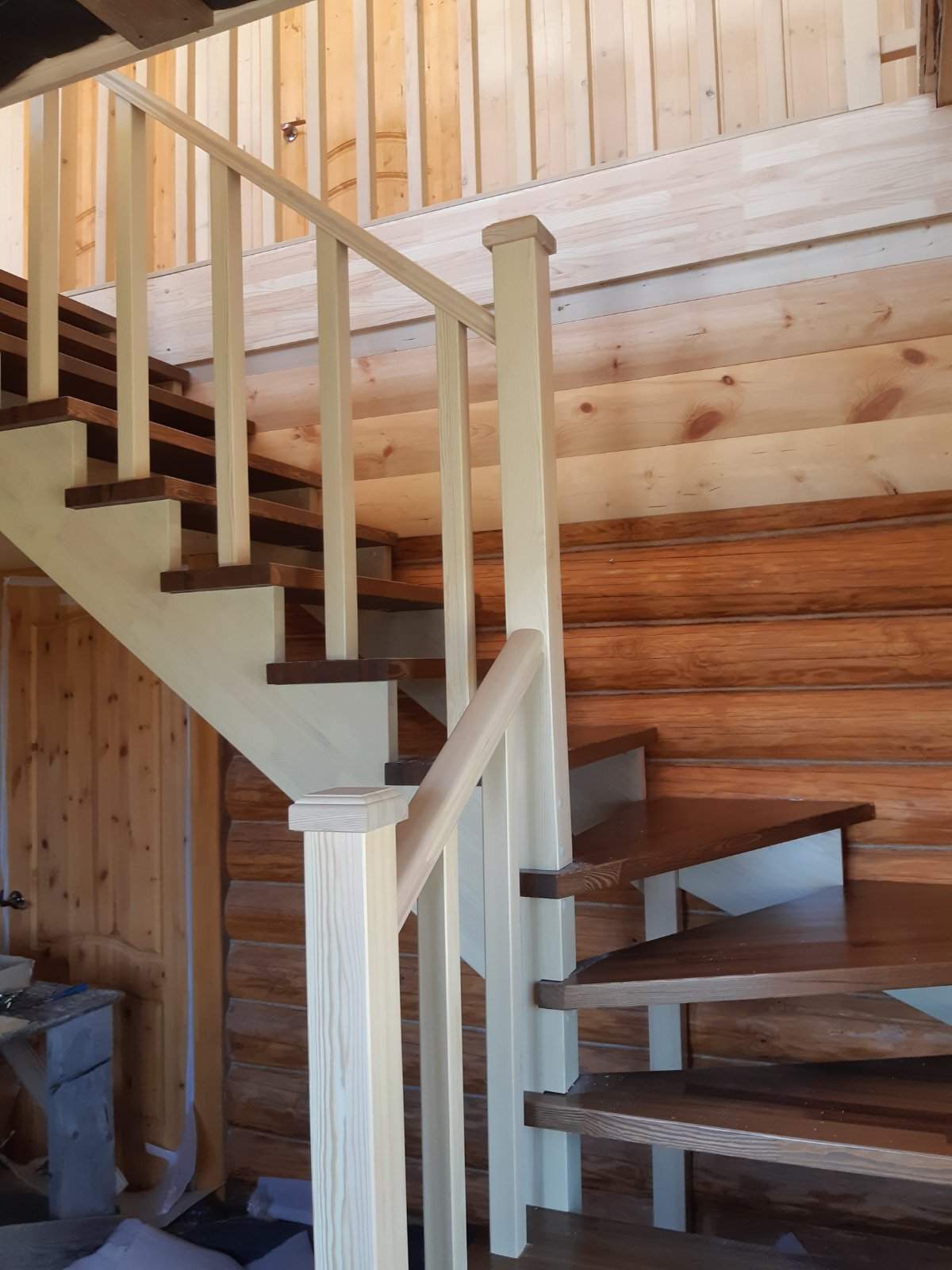 Полувинтовая лестница на второй этаж